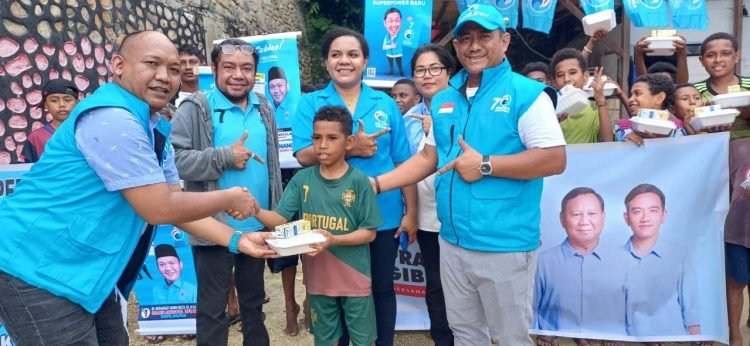 Ketua DPW Partai Gelora Papua, Dr. Muhamad Yamin Noch,SE,M.SA yang juga Caleg DPR RI dapil Papua bersama fungsionaris Partai Gelora Papua saat distribusi makan siang dan susu gratis kepada anak usia sekolah di Kota Jayapura, Jumat (1/12)