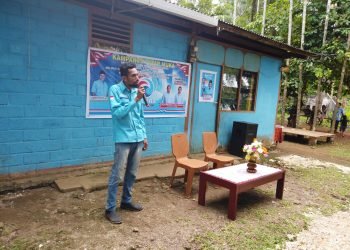 Ketua DPD Partai Gelora Indonesia Kabupaten Biak Numfor, Yamander Au Yensenem, SKM ketika berorasi dalam Kampanye Tatap Muka DPD Partai Gelora Indonesia Kabupaten Biak Numfor di Daerah Pemilihan 3 Biak Numfor yang meliputi Yendidori, Biak Barat, Swandiwe, Numfor Barat, Numfor Timur, Orkeri, Bruyadori dan Poiru di Kampung Waroi, Senin (4/12).