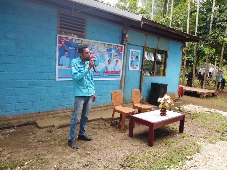 Ketua DPD Partai Gelora Indonesia Kabupaten Biak Numfor, Yamander Au Yensenem, SKM ketika berorasi dalam Kampanye Tatap Muka DPD Partai Gelora Indonesia Kabupaten Biak Numfor di Daerah Pemilihan 3 Biak Numfor yang meliputi Yendidori, Biak Barat, Swandiwe, Numfor Barat, Numfor Timur, Orkeri, Bruyadori dan Poiru di Kampung Waroi, Senin (4/12).