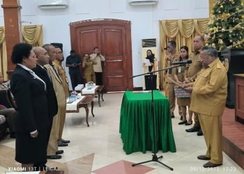 Bupati Mimika Dr. Eltinus Omaleng, SE, MH saat melantik sejumlah pejabat dilingkup Pemda Mimika