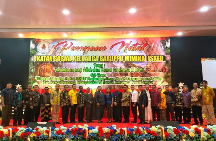 Pengurus IKT Mimika dan panitia Natal ISKEB saat foto bersama usai ibadah perayaan Natal Tahun 2023