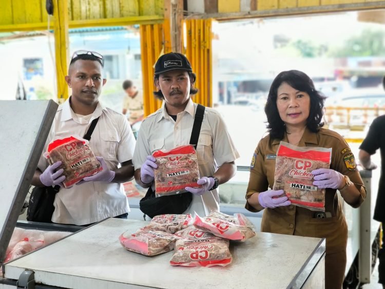 Kepala Dinas Peternakan dan Kesehatan Hewan Kabupaten Mimika Sabelina Fitriani bersama stafnya saat menunjukkan hasil sidak