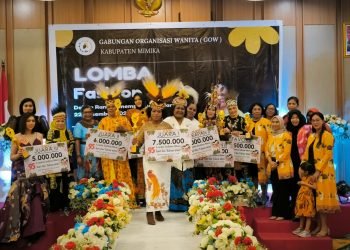 Para pemenang lomba fashion show saat foto bersama pengurus GOW Kabupaten Mimika usai kegiatan lomba