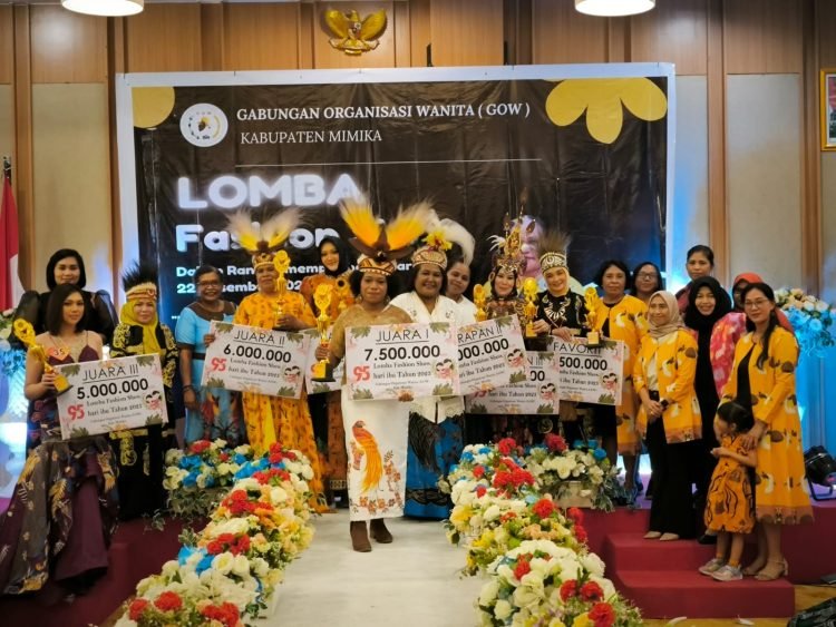 Para pemenang lomba fashion show saat foto bersama pengurus GOW Kabupaten Mimika usai kegiatan lomba