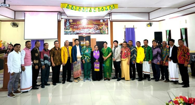 Pengurus Ikatan Keluarga Toraja dan Pengurus Kerukunan Keluarga Luwu Raya foto bersama panitia Natal PKBBR dan Pantilang Tahun 2023