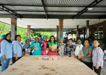 Peserta pelatihan pembuatan keripik dari bahan pangan lokal saat foto bersama pelatih dan pendamping
