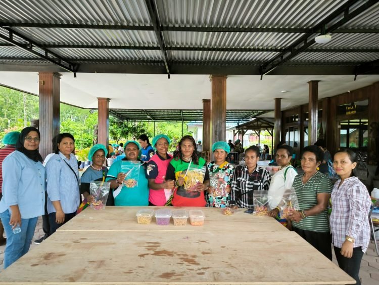 Peserta pelatihan pembuatan keripik dari bahan pangan lokal saat foto bersama pelatih dan pendamping