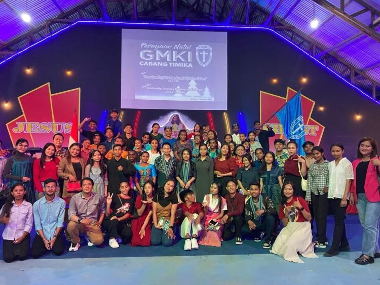 Foto bersama usai ibadah Natal bersama GMKI dan pemuda se-kabupaten Mimika