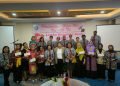 Pengurus TP-PKK Kabupaten Mimika saat foto bersama juri dan pemenang lomba merangkai buah