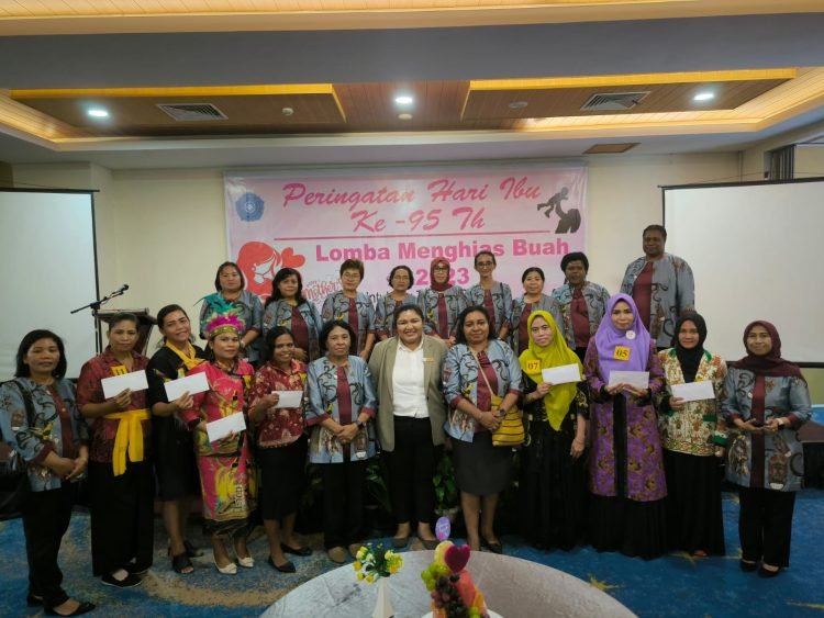 Pengurus TP-PKK Kabupaten Mimika saat foto bersama juri dan pemenang lomba merangkai buah