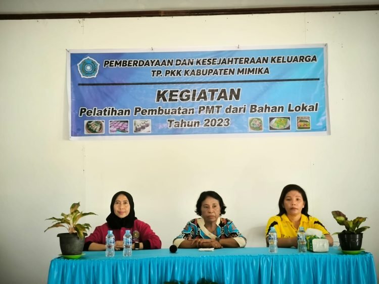 Sekretaris TP-PKK Kabupaten Mimika Ny. Leentje Paiman didampingi Ketua Pokja I dan Pokja III pada pembukaan pelatihan pembuatan makanan tambahan bergizi