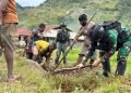 Personel Satgas Pamtas Mobile Yonif Para Raider 433/JS Kostrad bersama warga Distrik Mbua melaksanakan kerja bakti bangun sistem irigasi sawah.