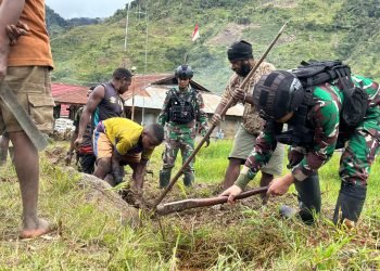 Personel Satgas Pamtas Mobile Yonif Para Raider 433/JS Kostrad bersama warga Distrik Mbua melaksanakan kerja bakti bangun sistem irigasi sawah.