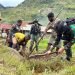 Personel Satgas Pamtas Mobile Yonif Para Raider 433/JS Kostrad bersama warga Distrik Mbua melaksanakan kerja bakti bangun sistem irigasi sawah.