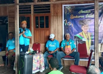 Ketua DPW Partai Gelora Papua, Dr. Muhamad Yamin Noch ketika berorasi dalam kampanye di Kampung Papuma, Yapen Barat, Kepulauan Yapen, Rabu (20/12)