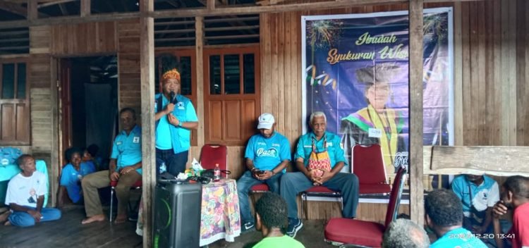 Ketua DPW Partai Gelora Papua, Dr. Muhamad Yamin Noch ketika berorasi dalam kampanye di Kampung Papuma, Yapen Barat, Kepulauan Yapen, Rabu (20/12)
