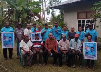 Suasana foto bersama Ketua DPD Partai Gelora Indonesia Biak Numfor, Yamander Au Yensenem, SKM dan pengurus, caleg serta peserta kampanye usai kampanye Dapil 2 Samofa di Kampung Sumberker, Jumat (22/12/2023)