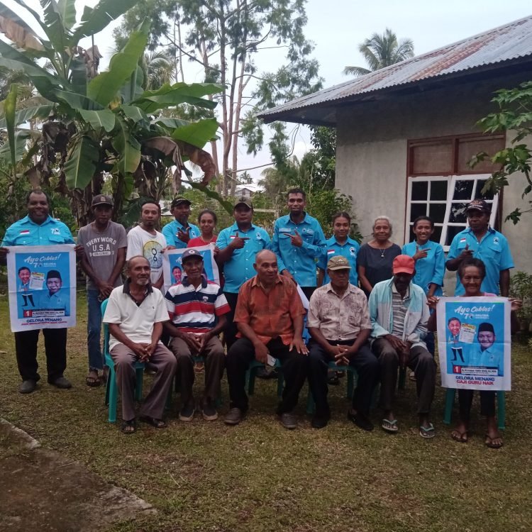 Suasana foto bersama Ketua DPD Partai Gelora Indonesia Biak Numfor, Yamander Au Yensenem, SKM dan pengurus, caleg serta peserta kampanye usai kampanye Dapil 2 Samofa di Kampung Sumberker, Jumat (22/12/2023)