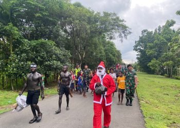 Santa Claus Denkav 3 SC/Timika saat berkunjung ke Kampung Jayanti