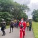 Santa Claus Denkav 3 SC/Timika saat berkunjung ke Kampung Jayanti