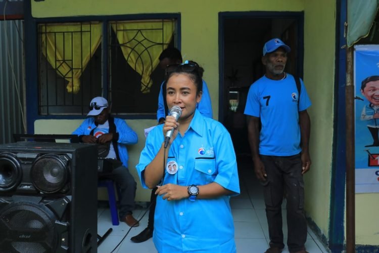 Ketua DPD Partai Gelora Kabupaten Supiori, Anita Hellen Faidiban,SE ketika berorasi dalam kampanye di Dapil V Supiori yang berlangsung di Kampung Amyas, Distrik Supiori Barat, Jumat (22/12)