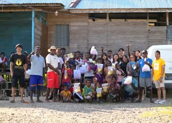 Peduli Masyarakat, Ciwend Bagikan 300 Bingkisan Natal ke Warga Pomako