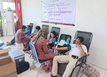 Proses donor darah digelar oleh Indonesian Consortium for Religious Studies di aula Gedung PMI Gunung Kidul, Yogyakarta
