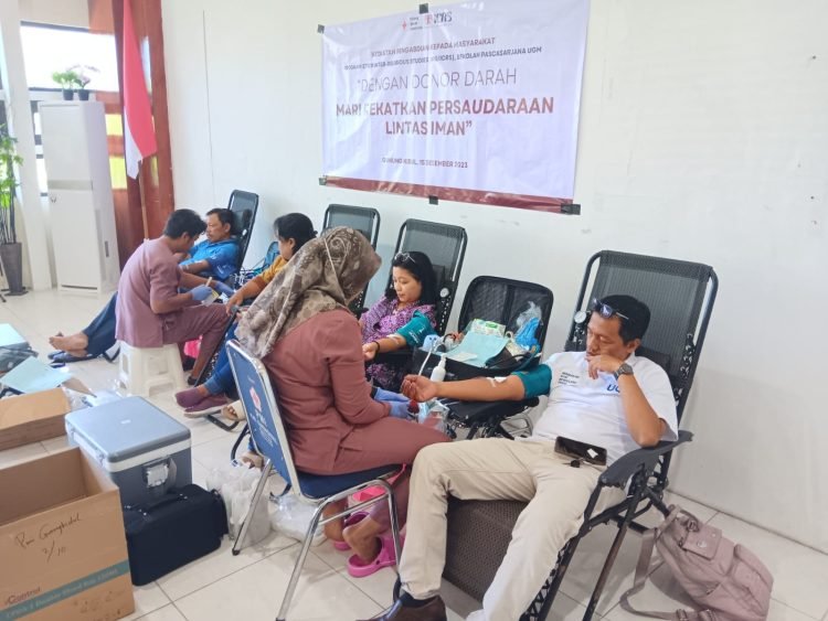 Proses donor darah digelar oleh Indonesian Consortium for Religious Studies di aula Gedung PMI Gunung Kidul, Yogyakarta