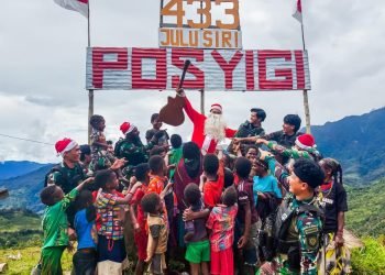 Prajurit TNI Satgas Batalyon Infanteri 433/Julu Siri saat merayakan Natal bersama Sinterklas dan warga Distrik Yigi Kabupaten Nduga Papua