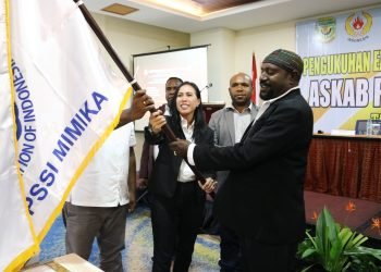 Plt.Letua Asosiasi Provinsi Persatuan Sepak Bola Seluruh Indonesia Papua Tengah, Vivin Cahyani ketika mengukuhkan Executive Committee PSSI Mimika