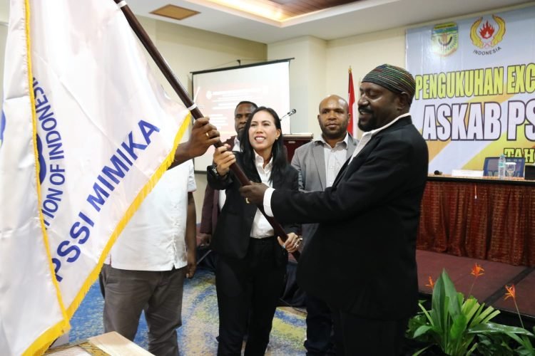 Plt.Letua Asosiasi Provinsi Persatuan Sepak Bola Seluruh Indonesia Papua Tengah, Vivin Cahyani ketika mengukuhkan Executive Committee PSSI Mimika