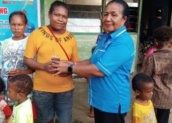 Salah seorang Caleg Dapil 3 Biak Numfor, Martince Ap ketika menyerahkan makanan tambahan (siap saji) kepada salah seorang Ibu Hamil disela-sela Kegiatan Sosialiasi Stunting, Kampanye DPD Partai Gelora Biak Numfor di Dapil 3 Biak Numfor, di Kampung Sarwa, Kamis (28/12)