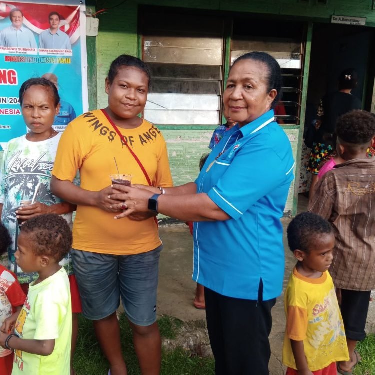Salah seorang Caleg Dapil 3 Biak Numfor, Martince Ap ketika menyerahkan makanan tambahan (siap saji) kepada salah seorang Ibu Hamil disela-sela Kegiatan Sosialiasi Stunting, Kampanye DPD Partai Gelora Biak Numfor di Dapil 3 Biak Numfor, di Kampung Sarwa, Kamis (28/12)