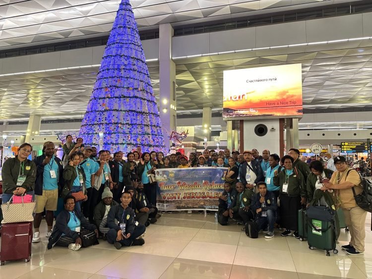 Rombongan wisata rohani Yerusalem saat foto bersama sebelum berangkat ke Dubai