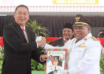 Masa Jabatan Diperpanjang Hingga September 2024, Bupati Omaleng Terima SK Langsung Dari Mendagri