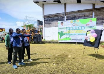 Sekretaris Umum KONI Kabupaten Mimika Simon Kasamol saat membuka kejuaraan panahan PORKAB I Mimika Tahun 2023