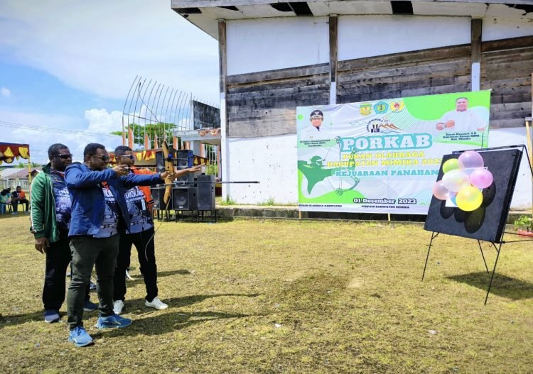 Sekretaris Umum KONI Kabupaten Mimika Simon Kasamol saat membuka kejuaraan panahan PORKAB I Mimika Tahun 2023