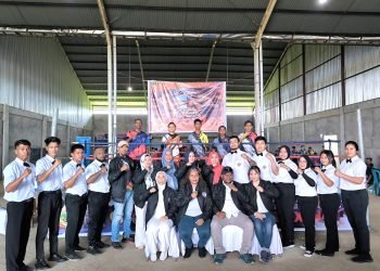 Sekretaris Umum KONI Kabupaten Mimika Simon Kasamol saat foto bersama panita dan pengurus cabang olahraga Kick Boxing usai pembukaan Kejuaraan PORKAB I Mimika Tahun 2023