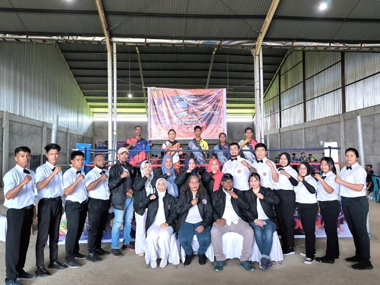 Sekretaris Umum KONI Kabupaten Mimika Simon Kasamol saat foto bersama panita dan pengurus cabang olahraga Kick Boxing usai pembukaan Kejuaraan PORKAB I Mimika Tahun 2023