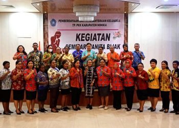 Pengurus TP-PKK Kabupaten Mimika saat foto bersama narasumber dan peserta kegiatan