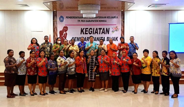 Pengurus TP-PKK Kabupaten Mimika saat foto bersama narasumber dan peserta kegiatan
