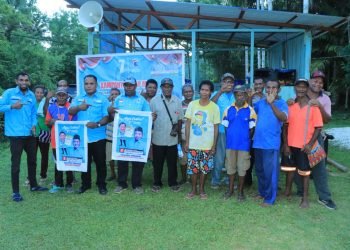 Ketua DPD Partai Gelora Biak Numfor, Yamander Au Yensenem,SKM didampingi Sekretaris DPD Partai Gelora Biak Numfor, Elias Maurits Korwa bersama Caleg dan warga peserta kampanye di Kampung Yobdi, Selasa (2/1).