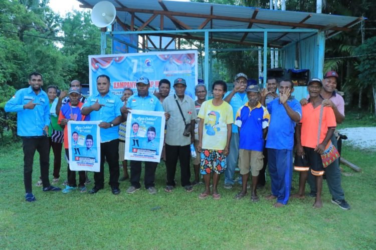 Ketua DPD Partai Gelora Biak Numfor, Yamander Au Yensenem,SKM didampingi Sekretaris DPD Partai Gelora Biak Numfor, Elias Maurits Korwa bersama Caleg dan warga peserta kampanye di Kampung Yobdi, Selasa (2/1).