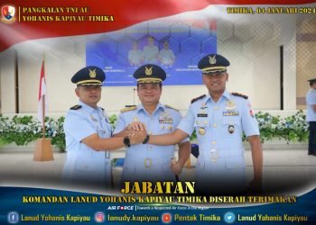 Pangkoopsud III Marsda TNI Donald Kasenda, S.T., S.I.P., M.M. saat memimpin upacara serah terima jabatan Danlanud YKU Timika