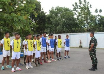 Komandan Pangkalan TNI AU Yohanis Kapiyau Timika (Danlanud Yku) Letkol Pnb Kamto Adi Saputra, S.T., M.M.S. saat memberikan motivasi kepada para Calon Siswa (Casis) Tamtama PK TNI AU Gelombang I A-87 TA. 2024