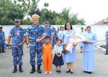 Pangkoopsud III Marsda TNI Benny Arfan, M.MP, MMDS,MSS dan Ketua PIA Ardhya Garini Daerah III melaksanakan tradisi penyambutan saat berkunjung ke Lanud YKU Timika.