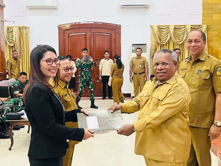 Plt. Kepala Badan Pengelolaan Aset dan Keuangan Daerah (BPKAD) Kabupaten Mimika, Jania Basir Rantedanun saat menerima SK pelantikan dari Bupati Mimika Eltinus Omaleng
