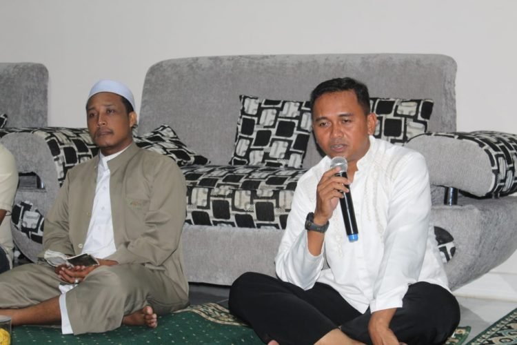 Komandan Lanud Yohanis Kapiyau Timika Letkol Pnb Kamto Adi Saputra S.T., M.M.S., saat menggelar acara yasinan dan doa bersama, yang digelar di rumah dinas Danlanud YKU Perumahan Dirgantara, Jumat (12/1/24).