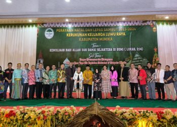 Foto bersama panitia Natal dan lepas sambut tahun 2023-2024 dengan pengurus KKL Raya Kabupaten Mimika.