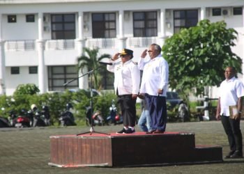 Pj. Gubernur Papua Tengah, Ribka Haluk didampingi Bupati Mimika, Eltinus Omaleng saat memimpin apel gabungan dilapangan Kantor Pusat Pemerintahan SP3